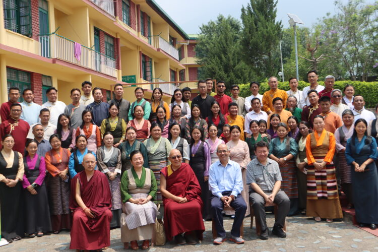 བོད་མིའི་སྒྲིག་འཛུགས་ཀྱི་འཛིན་སྐྱོང་སྦྱོང་བརྡར་ཁང་དུ། བོད་པའི་སློབ་གྲྭ་ཁག་གི་སཱི་ཤེས་ཡོན་སློབ་གསོའི་མཐུན་སྦྱོར་བ་རྣམས་ལ་སཱི་ཤེས་ཡོན་སློབ་གསོའི་སྦྱོང་བརྡར་སྤྲད། ༢༠༢༥།༥།༢༡ དུས་བབ་ཀྱི་པར།