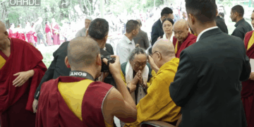 ༧གོང་ས་རྒྱལ་བ་རིན་པོ་ཅེ་མཆོག་ནས་མཇལ་བཅར་བ་རྣམས་ལ་མཇལ་ཁ་སྩལ་བཞིན་པ། སྐུ་པར་དགའ་ལྡན་ཕོ་བྲང་གི་ཐད་གཏོང་ལས་བླངས། ༢༠༢༥། ༥། ༦