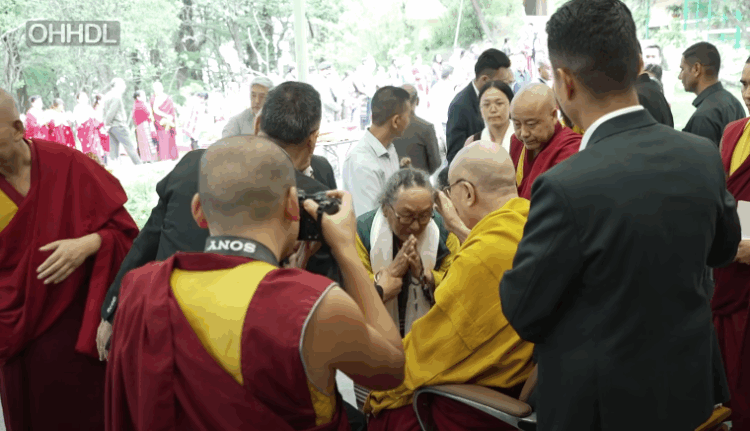 ༧གོང་ས་རྒྱལ་བ་རིན་པོ་ཅེ་མཆོག་ནས་མཇལ་བཅར་བ་རྣམས་ལ་མཇལ་ཁ་སྩལ་བཞིན་པ། སྐུ་པར་དགའ་ལྡན་ཕོ་བྲང་གི་ཐད་གཏོང་ལས་བླངས། ༢༠༢༥། ༥། ༦
