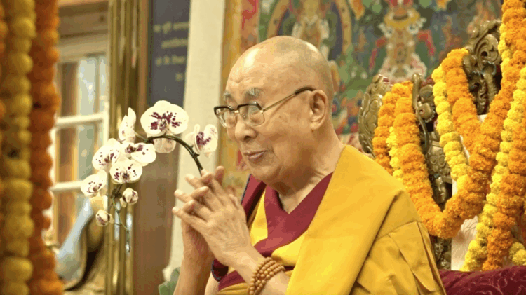 ༧གོང་ས་མཆོག་ལ་ཚོགས་སྡེ་ཁག་གསུམ་ནས་བརྟན་བཞུགས་བསྟར་འབུལ་ཞུས། བོད་ཀྱི་དུས་བབ་གསར་ཁང་གི་༧སྐུ་པར། ༢༠༢༥།༥།༧