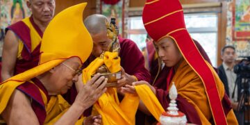 ༧གོང་ས་རྒྱལ་བ་རིན་པོ་ཆེ་མཆོག་ལ་འཁྲུལ་ཞིག་བླ་བྲང་དང་གདན་ས་རྫ་རོང་ཐུབ་བསྟན་སྨིན་གྲོལ་མདོ་སྔགས་ཆོས་གླིང་གཉིས་ཀྱིས་བརྟན་བཞུགས་བསྟར་འབུལ་ཞུ་བཞིན་པ། ༢༠༢༥།༥།༡༢