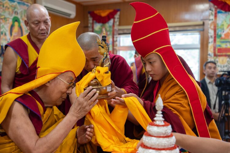 ༧གོང་ས་རྒྱལ་བ་རིན་པོ་ཆེ་མཆོག་ལ་འཁྲུལ་ཞིག་བླ་བྲང་དང་གདན་ས་རྫ་རོང་ཐུབ་བསྟན་སྨིན་གྲོལ་མདོ་སྔགས་ཆོས་གླིང་གཉིས་ཀྱིས་བརྟན་བཞུགས་བསྟར་འབུལ་ཞུ་བཞིན་པ། ༢༠༢༥།༥།༡༢