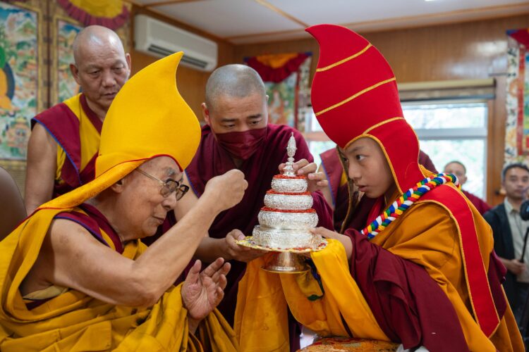༧གོང་ས་རྒྱལ་བ་རིན་པོ་ཆེ་མཆོག་ལ་འཁྲུལ་ཞིག་བླ་བྲང་དང་གདན་ས་རྫ་རོང་ཐུབ་བསྟན་སྨིན་གྲོལ་མདོ་སྔགས་ཆོས་གླིང་གཉིས་ཀྱིས་བརྟན་བཞུགས་བསྟར་འབུལ་ཞུ་བཞིན་པ། ༢༠༢༥།༥།༡༢