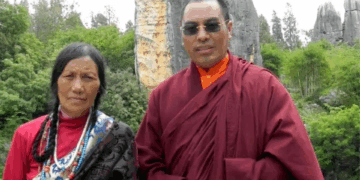 ཡུམ་ཆེན་གདུགས་དཀར་སྒྲོལ་མ་དང་ཧཱུྃ་ཀར་རྡོ་རྗེ་རིན་པོ་ཆེ་མཆོག པར་འབྲེལ་ཡོད་ནས་འདི་གར་མཁོ་སྤྲོད་གནང་། ཟླ་ཚེས་མི་གསལ།