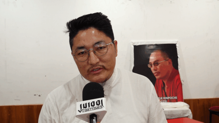 བོད་ཀྱི་གཞོན་ནུ་ལྷན་ཚོགས་ཀྱི་སྤྱི་ཁྱབ་དྲུང་ཆེ་བསོད་ནམས་ཚེ་རིང་ལགས་ཀྱིས་གསར་འགོད་པར་ལན་འདེབས་གནང་བཞིན་པ། བོད་ཀྱི་དུས་བབ་གསར་ཁང་གི་པར། ༢༠༢༥།༥།༡༦