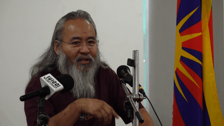 ཨ་མྱེས་རྨ་ཆེན་བོད་ཀྱི་རིག་གཞུང་ཞིབ་འཇུག་ཁང་གི་འགན་འཛིན་མཁན་པོ་འཇུ་བསྟན་སྐྱོང་ལགས་ཀྱིས་གསུང་བཤད་གནང་བཞིན་པ། བོད་ཀྱི་དུས་བབ་གསར་ཁང་གི་པར། ༢༠༢༥།༥།༡༦