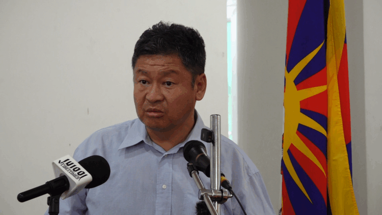 བོད་མིའི་སྒྲིག་འཛུགས་ཀྱི་མགྲིན་པ་བསྟན་འཛིན་ལེགས་བཤད་ལགས་ཀྱིས་གསུང་བཤད་གནང་བཞིན་པ། བོད་ཀྱི་དུས་བབ་གསར་ཁང་གི་པར། ༢༠༢༥།༥།༡༦