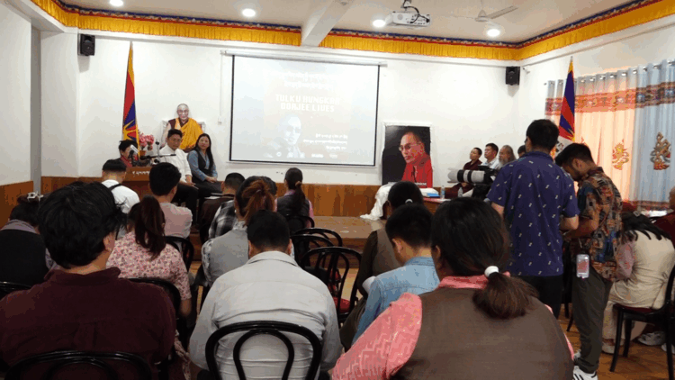 དྷ་ས་ས་གནས་མགོ་འཛིན་གྱི་ཚོགས་ཁང་དུ་མཆོག་སྤྲུལ་ཧཱུྃ་ཀར་རྡོ་རྗེ་རིན་པོ་ཆེ་མཆོག་གི་རྗེས་དྲན་བགྲོ་གླེང་ཞིག་འཚོག་བཞིན་པ། བོད་ཀྱི་དུས་བབ་གསར་ཁང་གི་པར། ༢༠༢༥།༥།༡༦