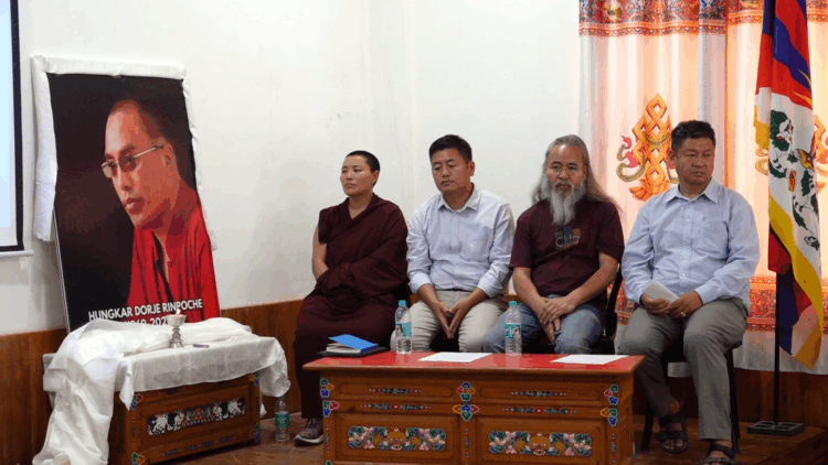 དྷ་ས་ས་གནས་མགོ་འཛིན་གྱི་ཚོགས་ཁང་དུ་མཆོག་སྤྲུལ་ཧཱུྃ་ཀར་རྡོ་རྗེ་རིན་པོ་ཆེ་མཆོག་གི་རྗེས་དྲན་བགྲོ་གླེང་ཞིག་འཚོག་བཞིན་པ། བོད་ཀྱི་དུས་བབ་གསར་ཁང་གི་པར། ༢༠༢༥།༥།༡༦