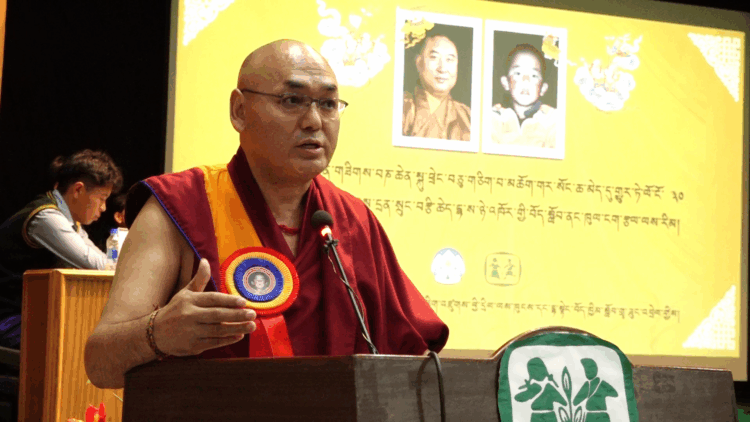 སྐུ་མགྲོན་གཙོ་བོ་བོད་མི་མང་སྤྱི་འཐུས་ཚོགས་གཙོ་མཁན་པོ་བསོད་ནམས་བསྟན་འཕེལ་མཆོག་གིས་གསུང་བཤད་གནང་བཞིན་པ། བོད་ཀྱི་དུས་བབ་གསར་ཁང་གི་པར། ༢༠༢༥།༥།༡༧