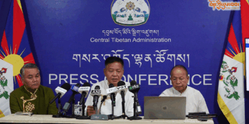 སྲིད་སྐྱོང་སྤེན་པ་ཚེ་རིང་མཆོག་དང་། བཀའ་དྲུང་ཆུ་སྐྱ་སྦྲ་གཉིས་ཚེ་རྒྱལ་ལགས། ཚོགས་གཞོན་དཔལ་འབྱོར་དྲུང་ཆེ་ཚེ་རིང་དོན་གྲུབ་ལགས། བོད་ཀྱི་དུས་བབ་ཀྱི་པར། ༢༠༢༥།༦།༡༨