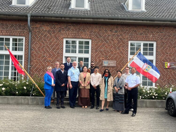 ཕྱི་དྲིལ་བཀའ་བློན་མཆོག་འཇར་མན་རྒྱལ་ཁབ་ནང་གཞུང་འབྲེལ་ཕྱོགས་ཕེབས།