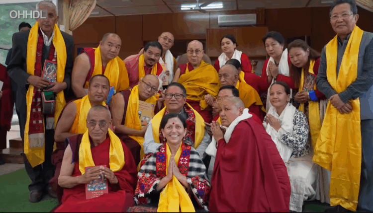 ༧གོང་ས་མཆོག་ནས་རྒྱ་གར་ཧི་མ་ལ་ཡ་ན་ལེནྡྲའི་ནང་པའི་སྲོལ་རྒྱུན་ལྷན་ཚོགས་ཀྱི་ཚོགས་མི་ཁག་ཅིག་ལ་མཇལ་ཁ་སྩལ།  ༢༠༢༥།༠༦།༡༦ དགའ་ལྡན་ཕོ་བྲང་གི་སྐུ་པར།