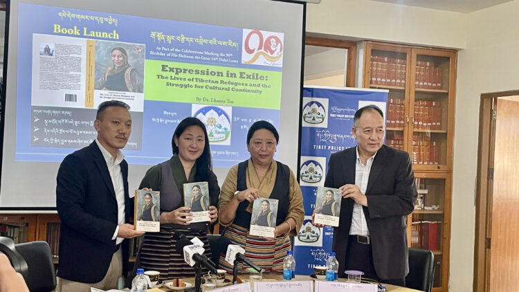  འབུམ་རམས་པ་ལྷ་མོ་འཚོའི་དཔེ་དེབ་དབུ་འབྱེད་གནང་། བོད་ཀྱི་དུས་བབ་གསར་ཁང་གི་པར། ༢༠༢༥།༦།༢༧