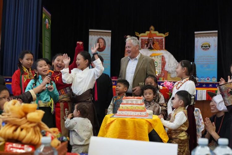 གྲོང་ཁྱེར་སྤྱི་ཁྱབ་པ་སྐུ་ཞབས་རོ་སི་ཁེ་རེ་ཇི་ལགས་སྐུའི་གོ་སྟོན་གྱི་མཛད་སྒོར་བཅར་སྐབས། པར་ཀླུ་འབུམ་ཐར་གྱིས་འདི་གར་མཁོ་སྤྲོད་གནང་།