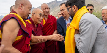 ༧གོང་ས་རྒྱལ་བ་རིན་པོ་ཆེ་མཆོག་ལ་དྭགས་ཟངས་དཀར་ཡུལ་དུ་ཞབས་སོར་བདེ་བར་བཀོད། ༢༠༢༥།༠༧།༢༡ ཕོ་བྲང་གི་སྐུ་པར།