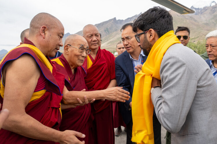 ༧གོང་ས་རྒྱལ་བ་རིན་པོ་ཆེ་མཆོག་ལ་དྭགས་ཟངས་དཀར་ཡུལ་དུ་ཞབས་སོར་བདེ་བར་བཀོད། ༢༠༢༥།༠༧།༢༡ ཕོ་བྲང་གི་སྐུ་པར།