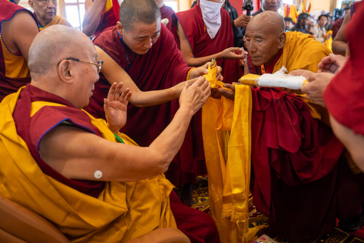༧གོང་ས་རྒྱལ་བ་རིན་པོ་ཆེ་མཆོག་ལ་དཀར་དགོན་དབུ་ཆོས་ལགས་ནས་མཎྜལ་རྟེན་གསུམ་འདེགས་འབུལ་ཞུས་པ། ༠༢༥།༠༧།༢༡ ཕོ་བྲང་གི་སྐུ་པར།