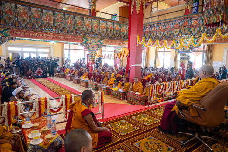 ༧གོང་ས་རྒྱལ་བ་རིན་པོ་ཆེ་མཆོག་ལ་དྭགས་ཟངས་དཀར་ཡུལ་དུ་ཞབས་སོར་བདེ་བར་བཀོད། ༢༠༢༥།༠༧།༢༡ ཕོ་བྲང་གི་སྐུ་པར།