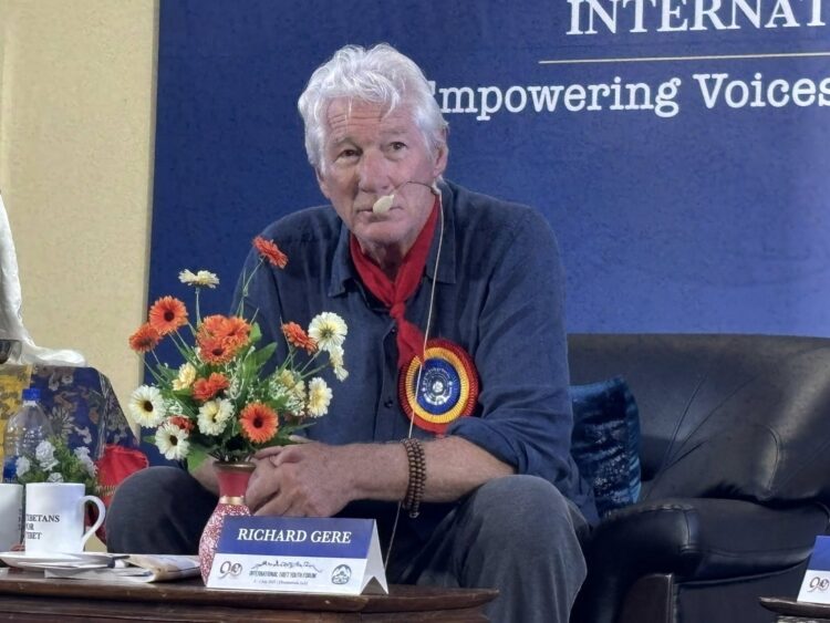 ཚོགས་ཆེན་གྱི་དབུ་འབྱེད་མཛད་སྒོའི་སྟེང་རྒྱལ་སྤྱིའི་བོད་དོན་ལས་འགུལ་ཁང་གི་འཛིན་སྐྱོང་ལྷན་ཚོགས་ཀྱི་ཚོགས་གཙོ་སྐུ་ཞབས་རི་ཆར་ཌི་གྷི་རི་ལགས་ཀྱིས་གསུང་བཤད་གནང་བཞིན་པ། བོད་ཀྱི་དུས་བབ་གསར་ཁང་གི་པར། ༢༠༢༥།༧།༣