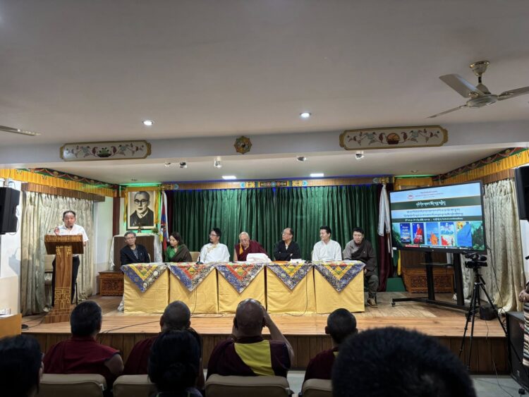 དྷ་ས་བོད་ཀྱི་དཔེ་མཛོད་ཁང་གི་ཚོགས་ཁང་དུ་དཔེ་དེབ་ལྔའི་དབུ་འབྱེད་མཛད་སྒོ་འཚོགས་སོང་། བོད་ཀྱི་དུས་བབ་གསར་ཁང་གི་པར། ༢༠༢༥།༧།༢