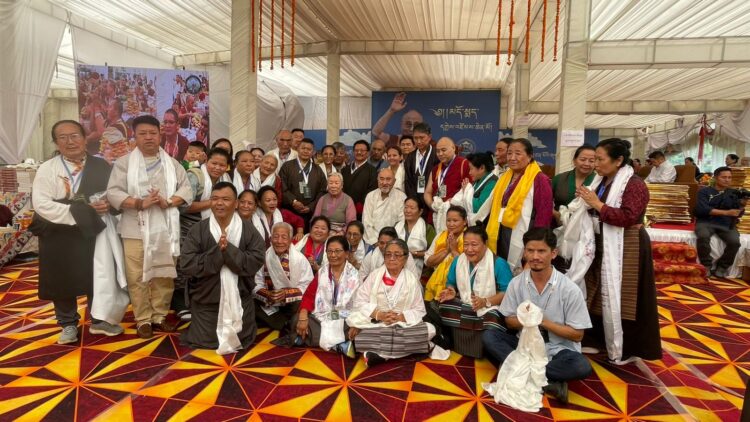 ༸སྐུའི་གཅེན་པོ་ཞིང་གཤེགས་དམ་པ་རྒྱལ་ལོ་དོན་འགྲུབ་མཆོག་དང་༸སྐུའི་གཅུང་མོ་བཀའ་ཟུར་རྗེ་བཙུན་པདྨ་མཆོག་རྣམ་གཉིས་ལ་བཀའ་དྲིན་རྗེས་དྲན་གྱི་གཟེངས་རྟགས་རེ་ཕུལ་སོང་།  ༢༠༢༥།༠༧། ༠༢ དུས་བབ་ཀྱི་པར།