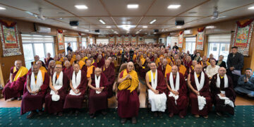 ༧གོང་ས་མཆོག་ལ་ཆོས་ཚོགས་ཐེངས་བཅོ་ལྔ་བའི་ཐོག་སྤྱི་མོས་གཏན་འབེབས་བྱུང་བའི་གྲོས་ཆོད་ཁག་སྙན་སེང་ཞུས། དགའ་ལྡན་ཕོ་བྲང་གི་སྐུ་པར། ༢༠༢༥།༧།༤
