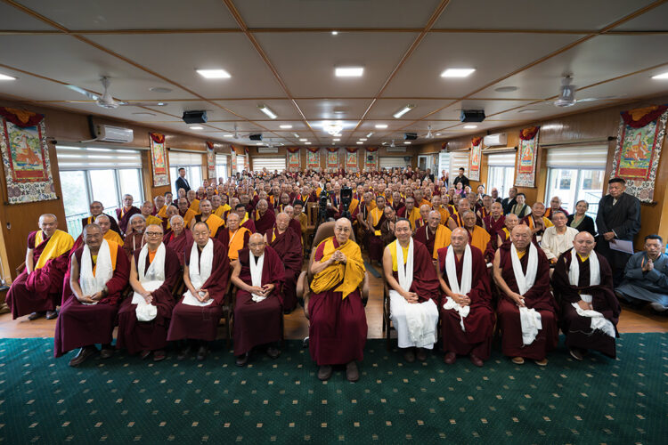 ༧གོང་ས་མཆོག་ལ་ཆོས་ཚོགས་ཐེངས་བཅོ་ལྔ་བའི་ཐོག་སྤྱི་མོས་གཏན་འབེབས་བྱུང་བའི་གྲོས་ཆོད་ཁག་སྙན་སེང་ཞུས། དགའ་ལྡན་ཕོ་བྲང་གི་སྐུ་པར། ༢༠༢༥།༧།༤