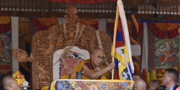 ཟངས་དཀར་གྱི་ཚོགས་པ་གསུམ་གྱིས་༧གོང་ས་མཆོག་ལ་བརྟན་བཞུགས་བསྟར་འབུལ་ཞུས། ༢༠༢༥།༠༧།༢༣ བོད་མིའི་སྒྲིག་འཛུགས་ཀྱི་པར།
