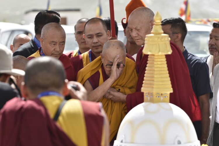 ཟངས་དཀར་གྱི་ཚོགས་པ་གསུམ་གྱིས་༧གོང་ས་མཆོག་ལ་བརྟན་བཞུགས་བསྟར་འབུལ་ཞུས། ༢༠༢༥།༠༧།༢༣ བོད་མིའི་སྒྲིག་འཛུགས་ཀྱི་པར།