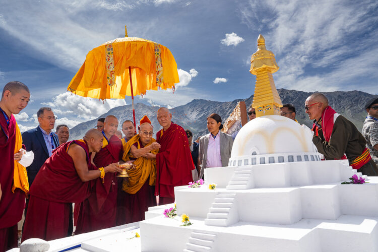 ཟངས་དཀར་གྱི་ཚོགས་པ་གསུམ་གྱིས་༧གོང་ས་མཆོག་ལ་བརྟན་བཞུགས་བསྟར་འབུལ་ཞུས། ༢༠༢༥།༠༧།༢༣  དགའ་ལྡན་ཕོ་བྲང་གི་སྐུ་པར།