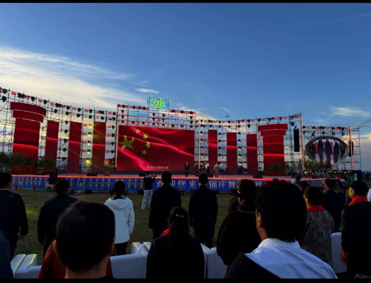 འབའ་རྫོང་དུ་འཚོགས་མུས་ཡིན་པའི་ཐུན་ཏེ་རྫོང་རུ་རིག་གནས་ཡུལ་སྐོར་མི་རིགས་སྲོལ་རྒྱུན་ལུས་རྩལ་སྐབས་བཅུ་དགུ་པ་དང་རྫོང་རུ་རྟགས་མའི་བོད་འབྲེལ་ས་ཁུལ་གྱི་སྐོར་བྲོ་འགྲན་སྡུར་སྐབས་དང་པོའི་མགོ་འཛུགས་མཛད་སྒོའི་དགོང་ཚོགས་སྐབས། པར་འབྲེལ་ཡོད་ཀྱིས་མཁོ་སྤྲོད་བྱས།