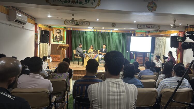 ཕྱི་རྒྱལ་གྱི་ཉམས་ཞིབ་པས་དྷ་སམ་ཁུལ་གྱི་ས་ཡོམ་དང་ཁང་པའི་འཛུགས་སྐྲུན་སྐོར་གཏམ་བཤད་གནང་། ༢༠༢༥།༠༧།༢༥ བོད་ཀྱི་དུས་བབ་ཀྱི་པར།