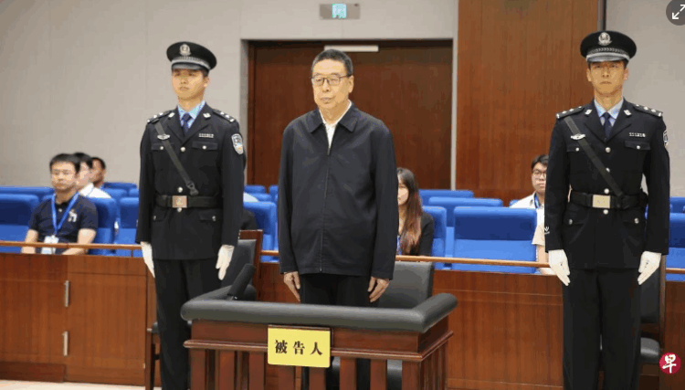 པེ་ཅིང་གྲོང་ཁྱེར་འབྲིང་རིམ་མི་དམངས་ཁྲིམས་ཁང་དུ་ཝུའུ་ཡེན་ཅེ་ལ་ཞིབ་བཤེར་བྱེད་བཞིན་པ། Lianhe Zaobao གསར་ཁང་གིས་པར།