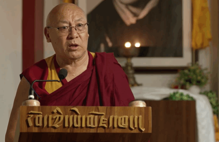 བོད་ཀྱི་དཔེ་མཛོད་ཁང་གི་འགན་འཛིན་དགེ་བཤེས་ལྷག་རྡོར་ལགས་ཀྱིས་བོད་ཀྱི་གནའ་བོའི་ཤུལ་བཞག་དང་དྷ་སའི་ས་ཡོམ་སྐོར་གསུང་བཤད་གནང་བཞིན་པ། ༢༠༢༥།༧།༢༤