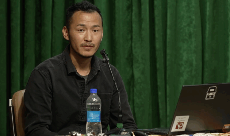 ཁང་བཟོའི་འཆར་འགོད་པ་དང་ཨར་ལས་འཛུགས་སྐྲུན་གྱི་བྱུས་འགོད་པ་བསྟན་འཛིན་སྙན་གྲགས་ལགས་ཀྱིས་བོད་པའི་ཁང་བཟོ་དང་འབྲེལ་ནས་གཏམ་བཤད་གནང་བཞིན་པ། ༢༠༢༥།༧།༢༤