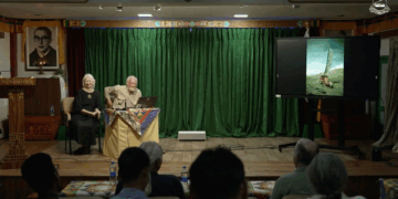 ཕྱི་རྒྱལ་གྱི་ཉམས་ཞིབ་པས་བོད་ཀྱི་ཤུལ་བཞག་སྐོར་ལ་གཏམ་བཤད་གནང་བཞིན་པ། ༢༠༢༥།༠༧།༢༤ བོད་ཀྱི་དཔེ་མཛོད་ཁང་གི་ཐད་གཏོང་དྲ་ངོས་པར་བཤུས།