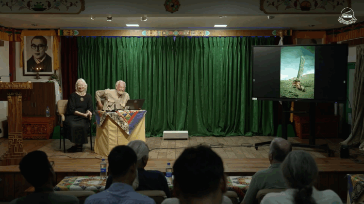 ཕྱི་རྒྱལ་གྱི་ཉམས་ཞིབ་པས་བོད་ཀྱི་ཤུལ་བཞག་སྐོར་ལ་གཏམ་བཤད་གནང་བཞིན་པ། ༢༠༢༥།༠༧།༢༤ བོད་ཀྱི་དཔེ་མཛོད་ཁང་གི་ཐད་གཏོང་དྲ་ངོས་པར་བཤུས།