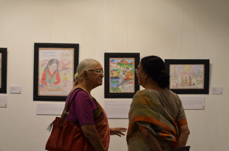 རྒྱ་གར་ཡུལ་མི་རྣམས་ཀྱིས་བོད་རིགས་བྱིས་པའི་བྲིས་པའི་རི་མོར་གཟིགས་ཞིབ་གནང་བཞིན་པ། འབྲེལ་ཡོད་ཀྱིས་མཁོ་སྤྲོད་གནང་། ༢༠༢༥།༧།༧