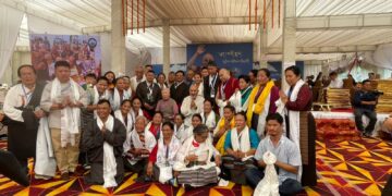 སིམ་ལའི་བོད་མི་ཡོངས་ཀྱིས་༸སྐུའི་གཅེན་པོ་ཞིང་གཤེགས་དམ་པ་རྒྱལ་ལོ་དོན་འགྲུབ་མཆོག་དང་༸སྐུའི་གཅུང་མོ་ཨ་མ་རྗེ་བཙུན་པདྨ་མཆོག་རྣམ་གཉིས་ལ་བཀའ་དྲིན་རྗེས་དྲན་གྱི་གཟེངས་རྟགས་རེ་ཕུལ་སོང་།  ༢༠༢༥།༠༧།༠༢ དུས་བབ་ཀྱི་པར།