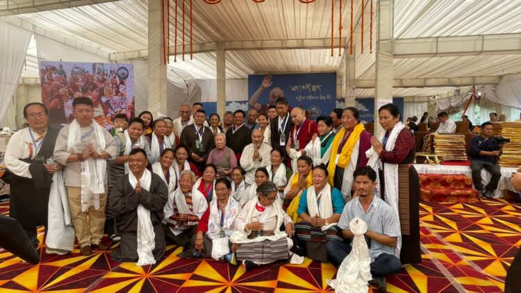 སིམ་ལའི་བོད་མི་ཡོངས་ཀྱིས་༸སྐུའི་གཅེན་པོ་ཞིང་གཤེགས་དམ་པ་རྒྱལ་ལོ་དོན་འགྲུབ་མཆོག་དང་༸སྐུའི་གཅུང་མོ་ཨ་མ་རྗེ་བཙུན་པདྨ་མཆོག་རྣམ་གཉིས་ལ་བཀའ་དྲིན་རྗེས་དྲན་གྱི་གཟེངས་རྟགས་རེ་ཕུལ་སོང་།  ༢༠༢༥།༠༧།༠༢ དུས་བབ་ཀྱི་པར།