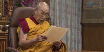 ༸རྒྱལ་དབང་སྐུ་ཕྲེང་རྒྱུན་མཐུད་ཕེབས་ངེས་ཡིན་པའི་ཡོངས་ཁྱབ་གསལ་བསྒྲགས་མཛད། དཔལ་ལྡན་དགའ་ལྡན་ཕོ་བྲང་གི་སྐུ་པར། ༢༠༢༥།༧།༢