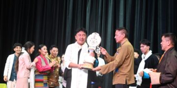 འདི་ལོའི་ཟློས་གར་གྱི་དབྱར་སྐྱིད་གླུ་གར་འགྲན་བསྡུར་གྱི་ཨང་དང་པོ་རྒྱ་ལུ་རུ་ཁག་ལ་ཐོབ། ༢༠༢༥།༠༨།༢༨ བོད་མིའི་སྒྲིག་འཛུགས་ཀྱི་པར།