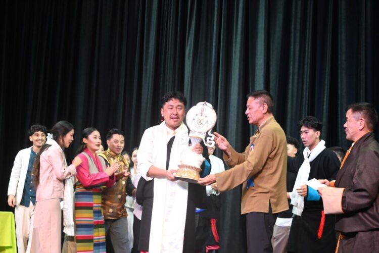 འདི་ལོའི་ཟློས་གར་གྱི་དབྱར་སྐྱིད་གླུ་གར་འགྲན་བསྡུར་གྱི་ཨང་དང་པོ་རྒྱ་ལུ་རུ་ཁག་ལ་ཐོབ། ༢༠༢༥།༠༨།༢༨ བོད་མིའི་སྒྲིག་འཛུགས་ཀྱི་པར།