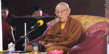 རྒྱ་གར་བྱང་ཕྱོགས་ལྡེ་ར་རྡུན་དུ་རྟེན་གཞི་བྱས་པའི་བྱེས་ཀྱི་བཀྲ་ཤིས་འཁྱིལ་དགོན་པར་རིགས་གྲྭ་རིག་པའི་རལ་གྲི་རྗེ་སྐལ་བཟང་བསྟན་པ་རབ་རྒྱས་མཆོག་དགུང་གྲངས་བརྒྱའི་སྟེང་སྐུ་གཤེགས་ཡོད་འདུག ༢༠༢༥།༨།༢༥