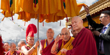 ༸གོང་ས་རྒྱལ་བ་རིན་པོ་ཆེན་པོ་མཆོག་ནས་ལ་དྭགས་གླེ་ཇོ་བོའི་གཙུག་ལག་ཁང་བསྐྱར་བཞེངས་ཀྱི་རྨང་རྡོ་དབུ་འབྱེད་རབ་གནས་མཛད། ༢༠༢༥།༠༨།༠༣ དགའ་ལྡན་ཕོ་བྲང་གི་སྐུ་པར།