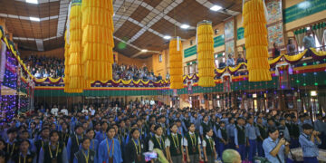 གཏན་ཉིན་སློབ་གྲྭ་ཁག ༢༦ གི་རིགས་ལམ་འདུ་འཛོམས་འཚོག་བཞིན་འདུག དཔལ་སྤུངས་ཤེས་རབ་གླིང་གི་པར།