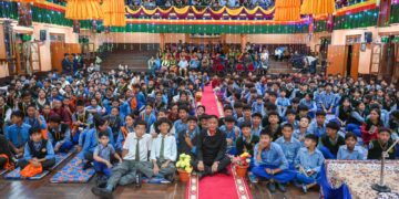 སྲིད་སྐྱོང་སྤེན་པ་ཚེ་རིང་མཆོག་ཅོན་ཌ་ར་བོད་ཁྱིམ་ནང་ཕེབས་ཏེ་དགེ་སློབ་རྣམས་ལ་གསུང་བཤད་གནང་། བོད་མིའི་སྒྲིག་འཛུགས་ཀྱི་པར།