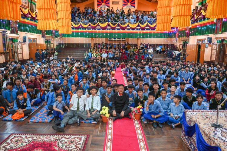 སྲིད་སྐྱོང་སྤེན་པ་ཚེ་རིང་མཆོག་ཅོན་ཌ་ར་བོད་ཁྱིམ་ནང་ཕེབས་ཏེ་དགེ་སློབ་རྣམས་ལ་གསུང་བཤད་གནང་། བོད་མིའི་སྒྲིག་འཛུགས་ཀྱི་པར།