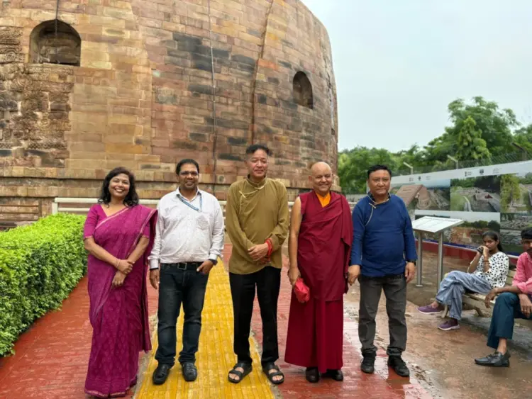 སྲིད་སྐྱོང་མཆོག་གིས་ཝ་ར་ཎ་སིའི་མཆོད་རྟེན་རིན་པོ་ཆེར་གནས་མཇལ་ཞུས།  ༢༠༢༥།༠༨།༡༡ བོད་མིའི་སྒྲིག་འཛུགས་ཀྱི་པར།